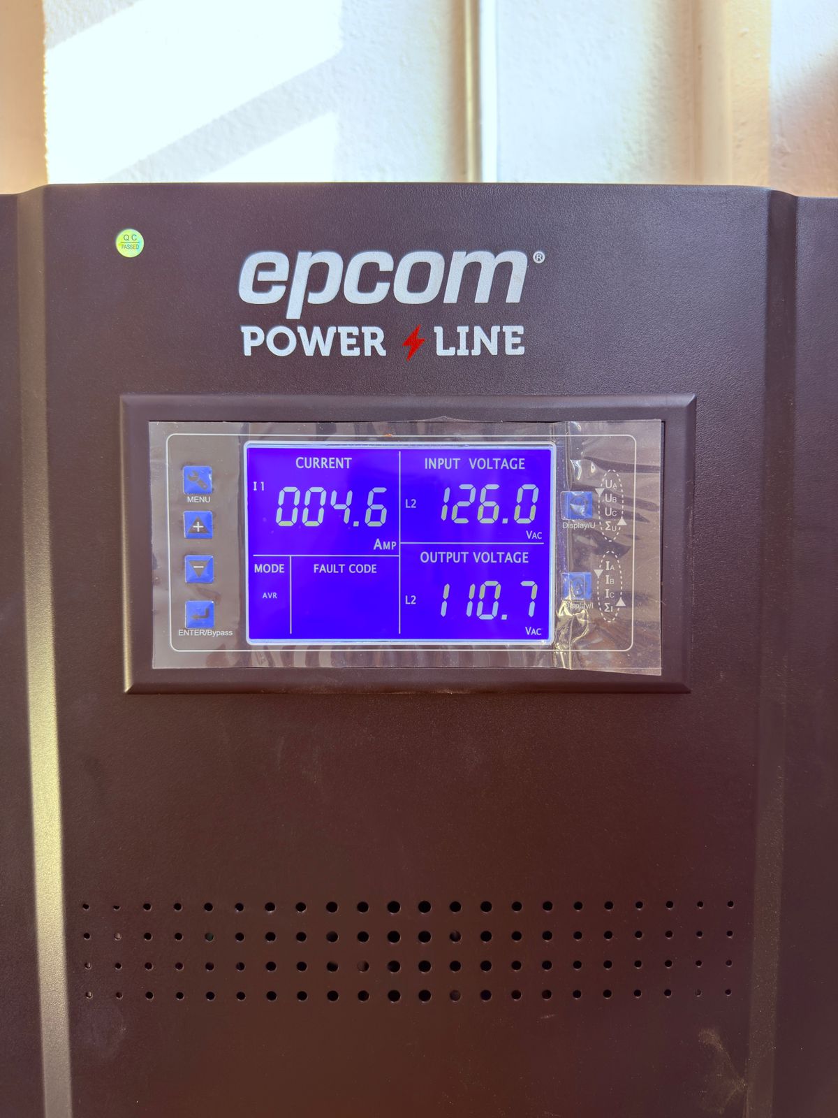 Regulador mostrando entrada de 126 volts y salida estabilizada en 110 volts