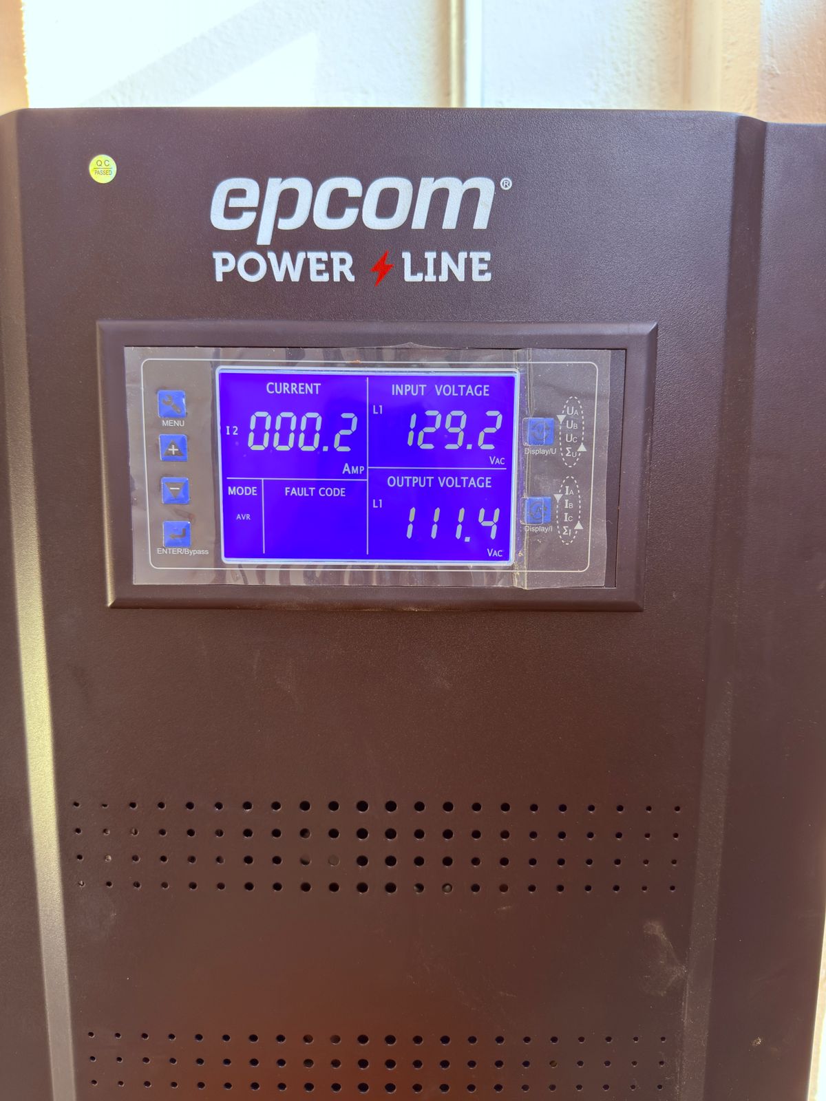 Regulador mostrando entrada de 129 volts y salida estabilizada en 111 volts